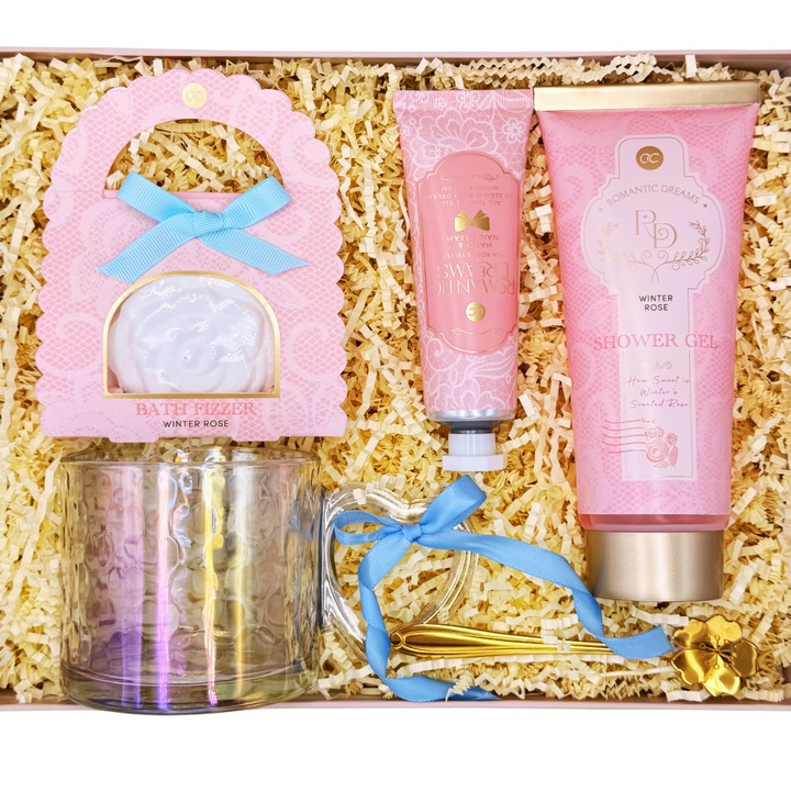 Подаръчен комплект You Are Amazing - Душ гел с аромат на роза (200 ml) - Чаша със сърце (260 ml) - Златна лъжица - Бомба за баня (50 g) - подаръчна кутия 25x25 cm