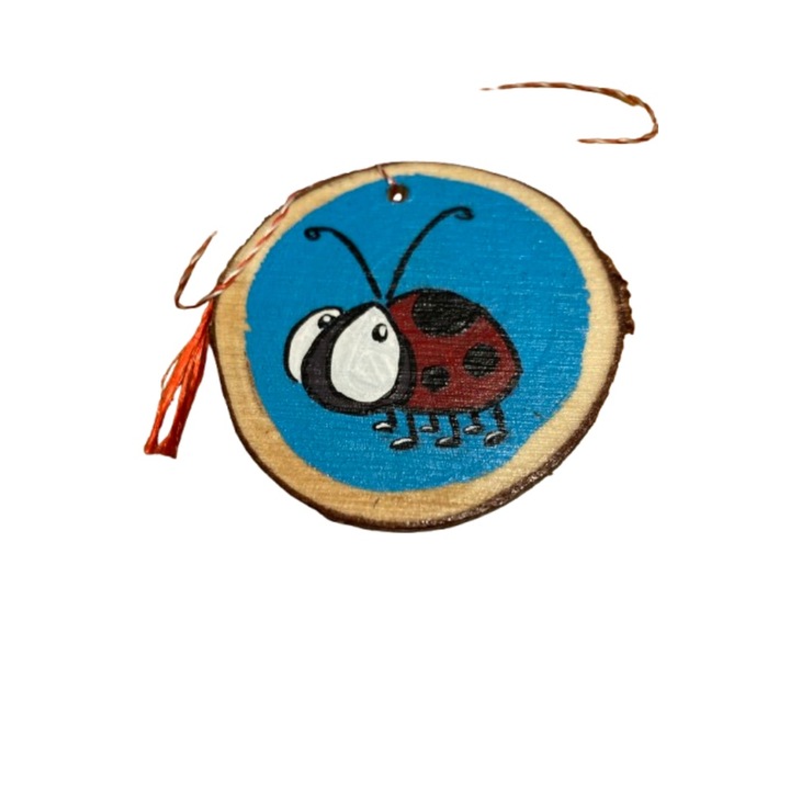 Kézzel festett martisor fa szeletre, Katicabogár, kék háttér, 5-6 cm