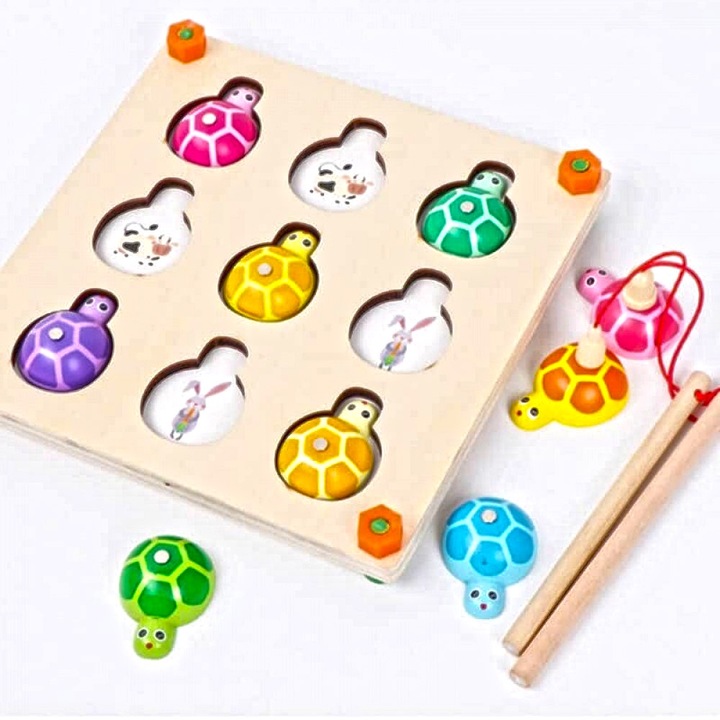 Joc educativ din lemn Broscuțe Testoase, SergadiOnline, set cu 9 testoase colorate, 2 undite magnetice, 4 planșe, 3-6 ani