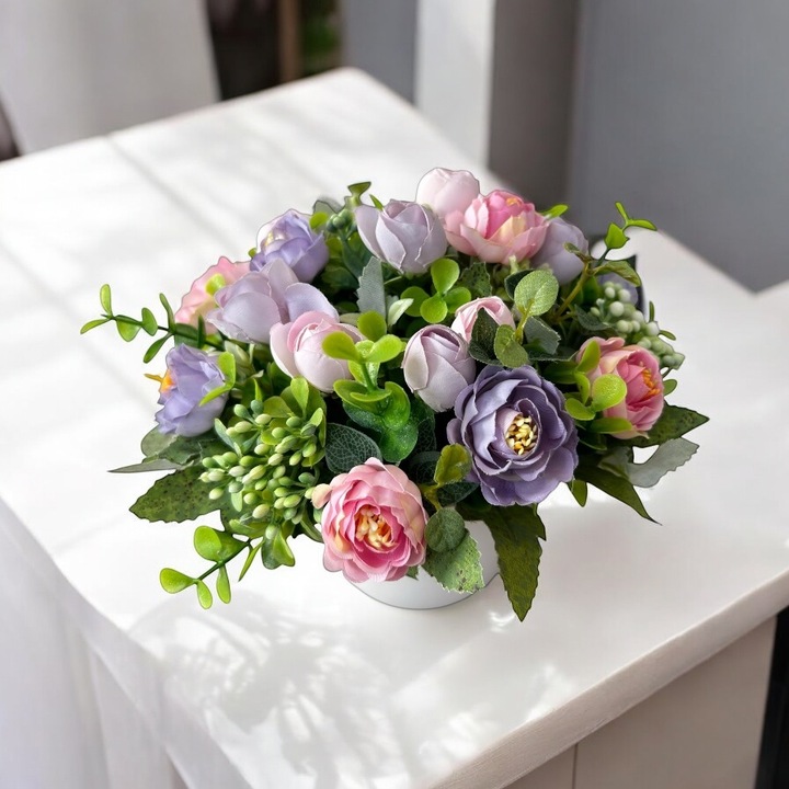 Aranjament floral colorat, Dady, 20x17 cm, din flori artificiale, cu ranunculus roz si mov, in ghiveci alb din ceramica