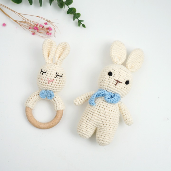 Horgolt és zörgős játékkészlet, nyúl dizájn, természetes anyag, ideális az érzékek serkentésére és a babák szórakoztató játékára