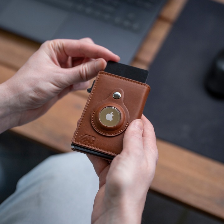 Картодържател за 8 карти AdroitGoods - Поставка за кредитна карта с RFID технология - AirTag кожа/кафяв