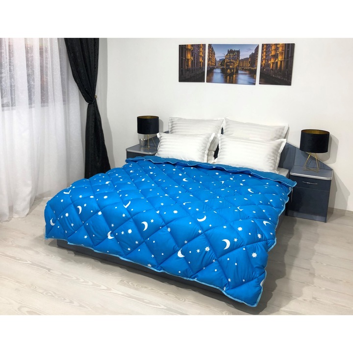 Pilota iarna antialergica matlasata "Luna si Stele" Coneltex, dimensiuni 200x210 cm, culoare albastra, umplutura fibra siliconizata antialergica densitate 350 g/mp