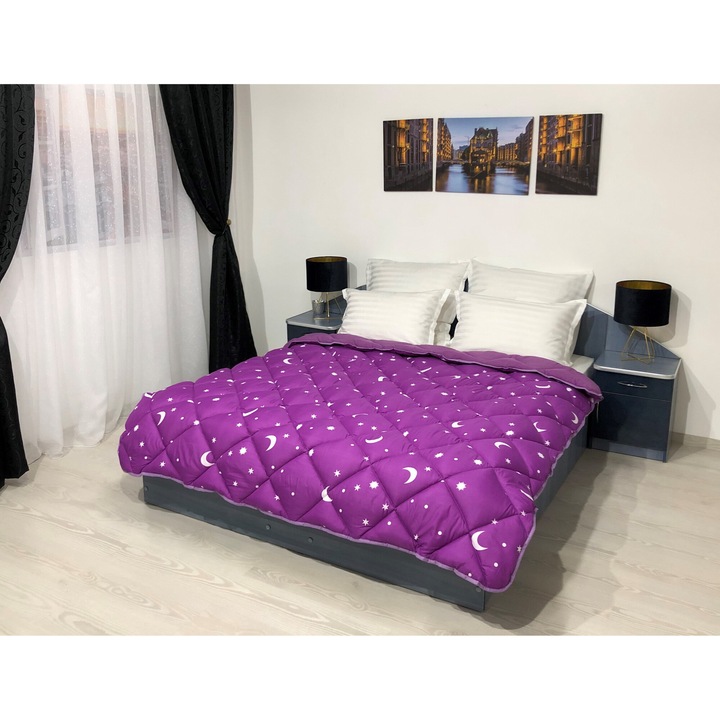 Pilota iarna antialergica "Luna si Stele" Coneltex, dimensiuni 200x210 cm, culoare mov, umplutura fibra siliconizata antialergica, densitate 350 g/mp