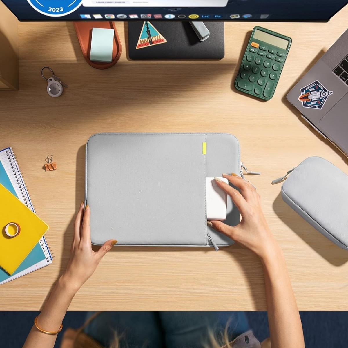 Husa de Protectie si Transport MacBook / Laptop / Tableta de 13 Inch, Dasbo®, Impermeabila, Rezistenta la socuri, Fermoar rezistent, cu Burete moale impotriva socurilor, Colturi intarite, Compatibila Universal, Gri