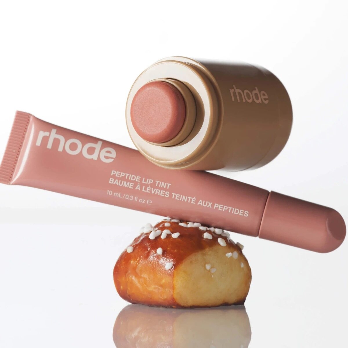 Rhode Pocket Blush Freckle színben és Peptide Lip Tint a Toast