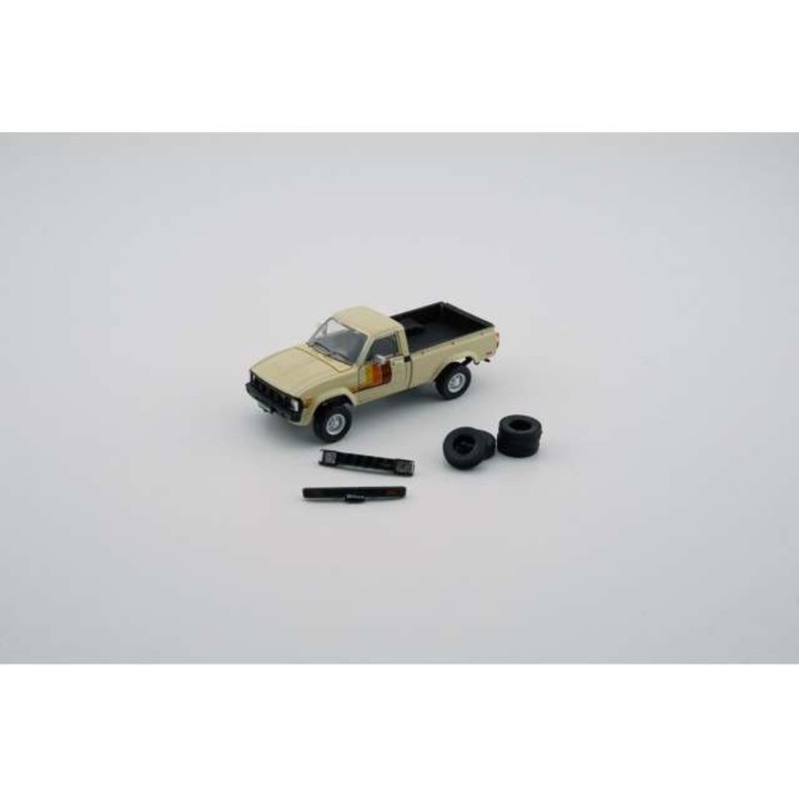 Toyota Hilux Cream Extra Wheels & Bumper 1:64 Bm Creations autómodell