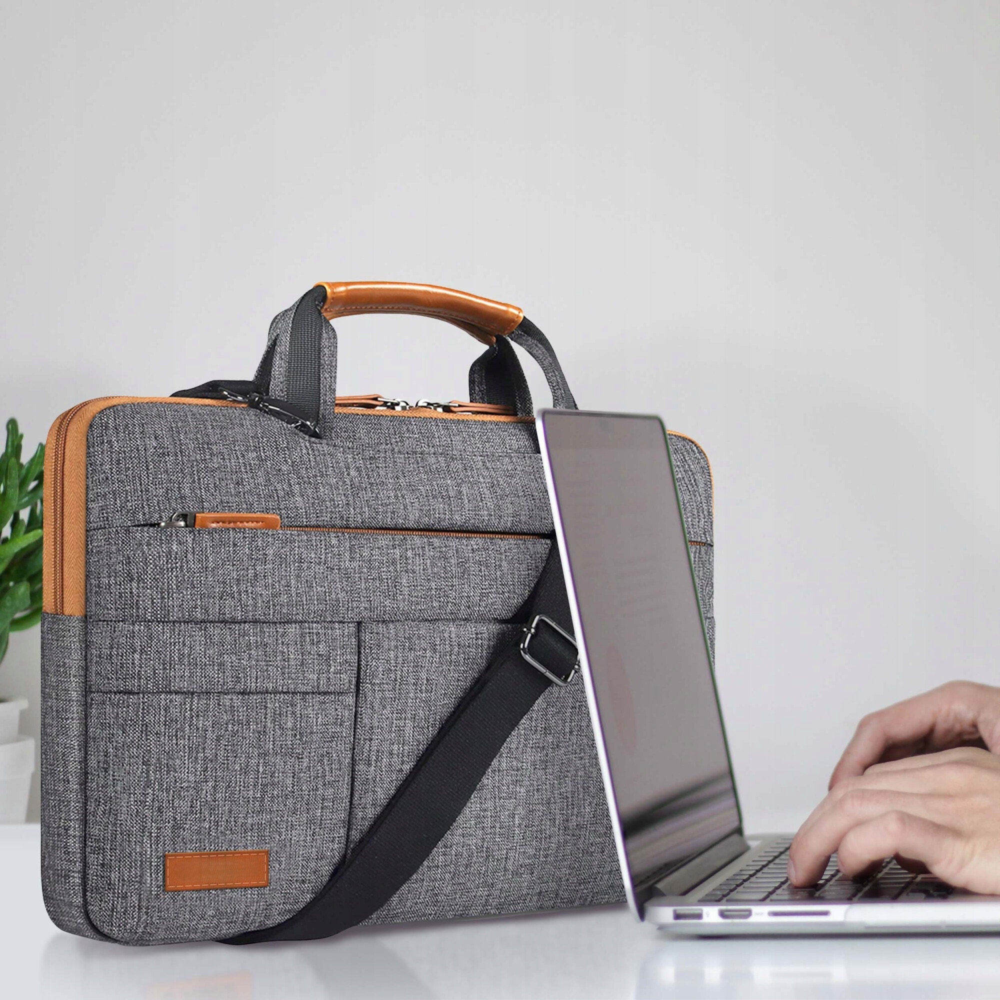 Geanta pentru laptop, Zola®, diagonala maxima 15.6″, inchidere fermoar, captusita cu un burete gros impotriva socurilor, bretea confortabila pentru umar, 2 buzunare laterale, impermeabila, port de incarcare USB, 37 x 28 cm, gri cu maro