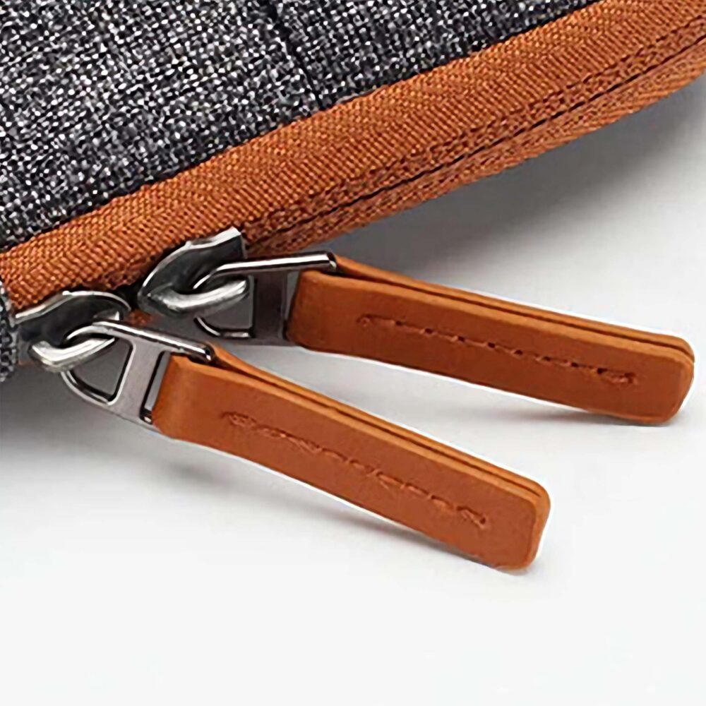 Geanta pentru laptop, Zola®, diagonala maxima 15.6″, inchidere fermoar, captusita cu un burete gros impotriva socurilor, bretea confortabila pentru umar, 2 buzunare laterale, impermeabila, port de incarcare USB, 37 x 28 cm, gri cu maro
