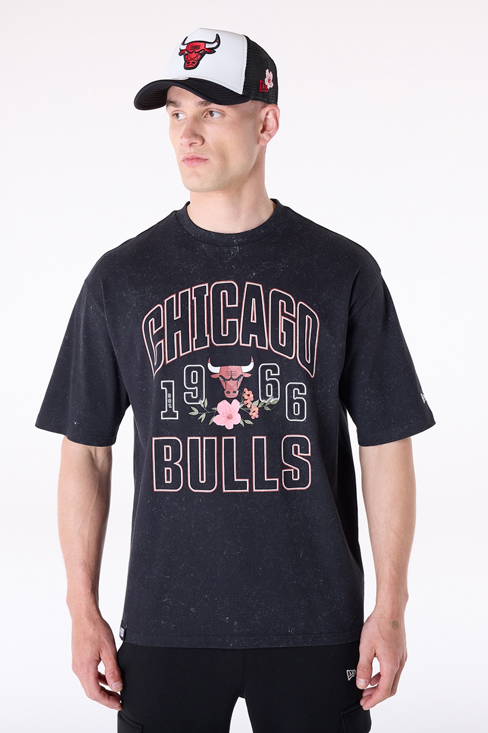 New Era, Tricou cu decolteu la baza gatului si imprimeu Chicago Bulls, Negru, Roz prafuit, L