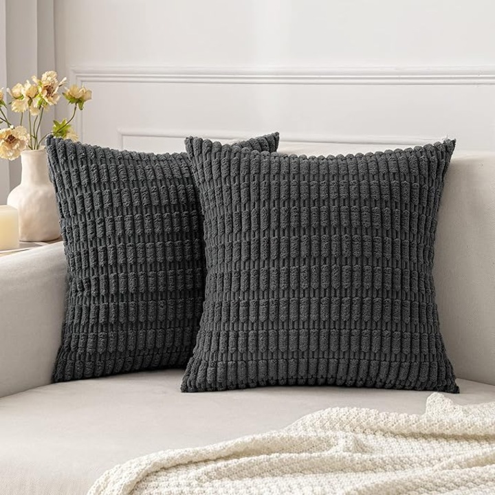 Set de 2 fete de perna decorative, cu model boabe de porumb, moi si catifelate, din velur 45 x 45 cm, culoare Gri inchis