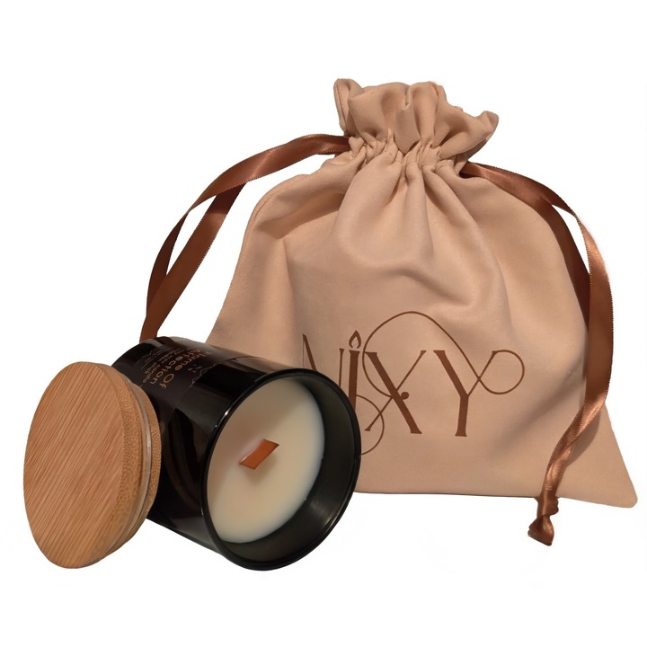 Ароматна свещ Berrylicious Caramel, Nixy, от натурален соев восък, нотки на ягода, карамел и кафява захар, ръчна изработка, 200 гр