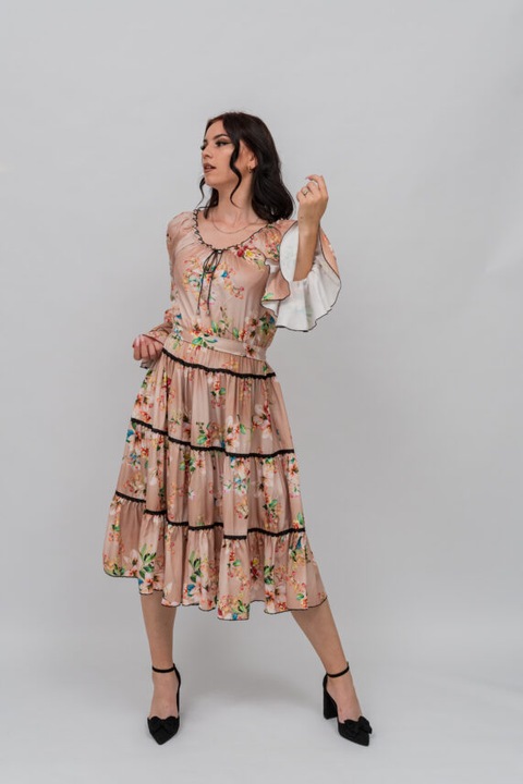 Дамска кремава рокля с флорален принт