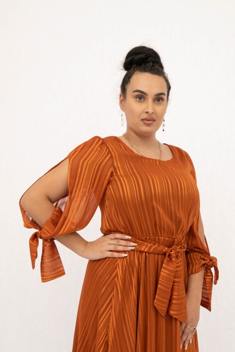 Дамска рокля на оранжево райе, елегантна