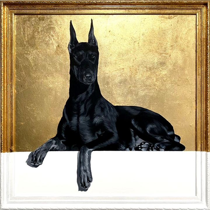 Portret doberman negru, Tablou abstract, pictat manual ulei pe panza, rama decorativa auriu alb, fundal foita aur