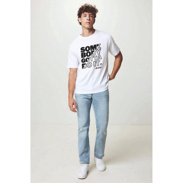 Fehér póló, unisex, oversize szabású, XL-es méret, üzenet: "Valakinek meg kell csinálni"