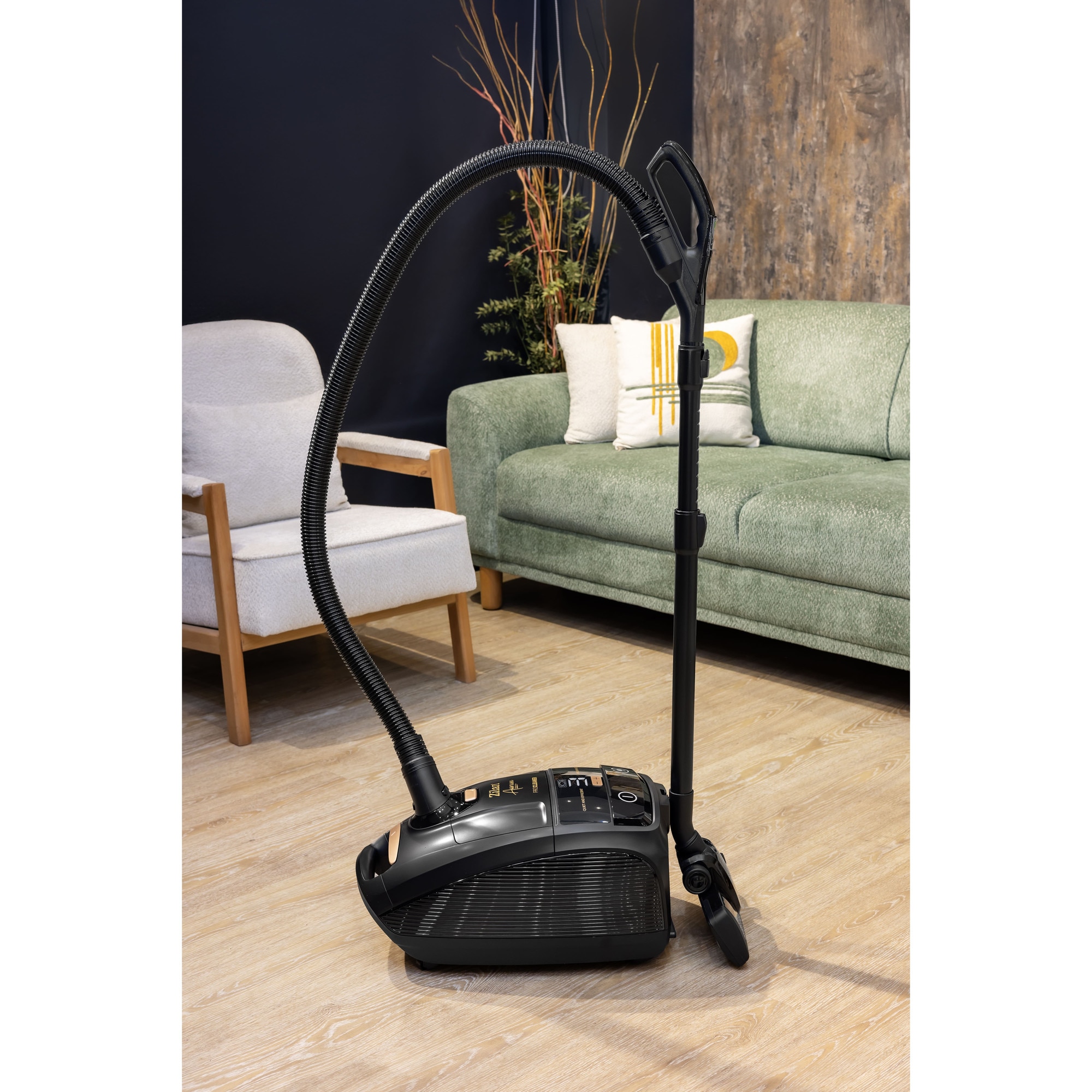 Aspirator cu sac Aurum, putere 2400W, capacitate 5L, motor din cupru, furtun pivotant 360°, negru ZILAN / ZLN4500