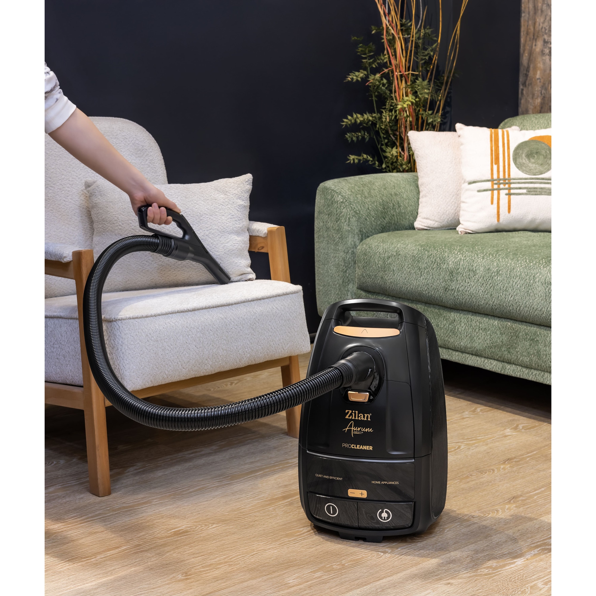 Aspirator cu sac Aurum, putere 2400W, capacitate 5L, motor din cupru, furtun pivotant 360°, negru ZILAN / ZLN4500