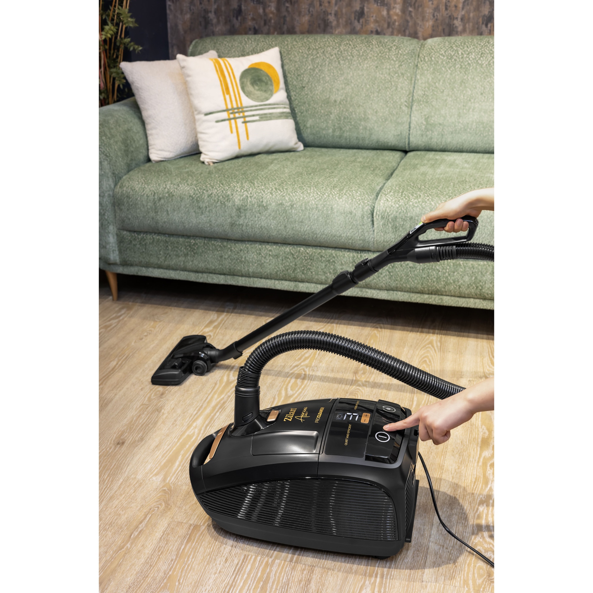 Aspirator cu sac Aurum, putere 2400W, capacitate 5L, motor din cupru, furtun pivotant 360°, negru ZILAN / ZLN4500