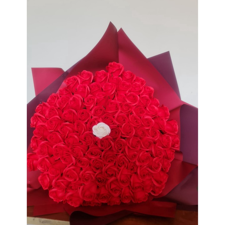 Buchet de 105 de Flori de Sapun - Rosii / Alb - Eleganta si Rafinament Durabil