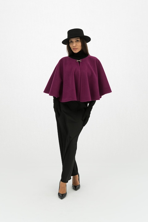 Fusta neagra si capa fucsia