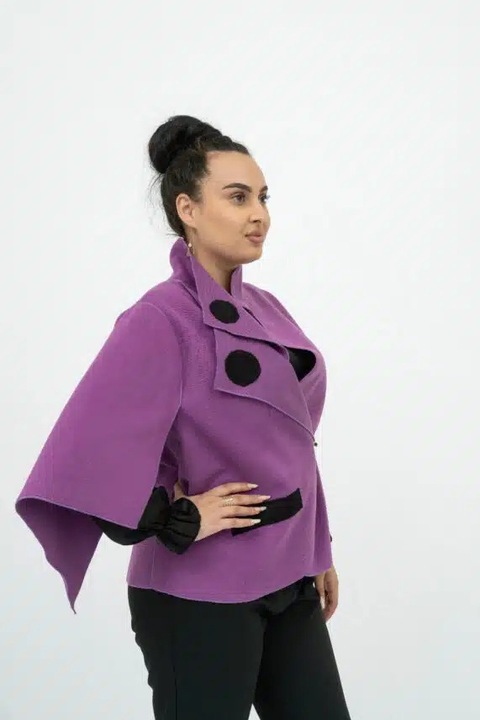 Lila kabát, részletekkel