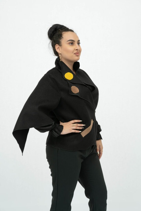 Fekete kabát részletekkel