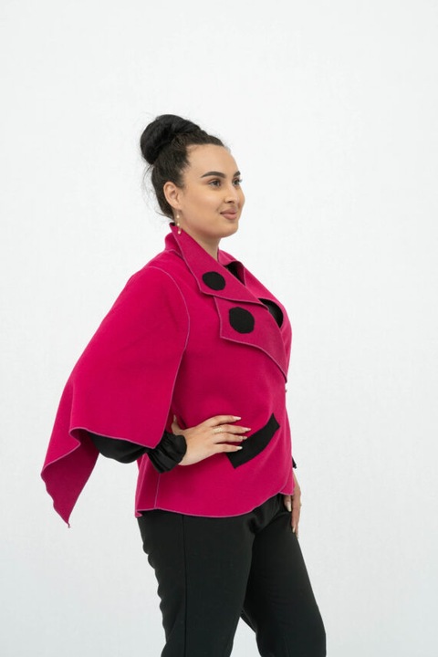 Rózsaszín kabát részletekkel