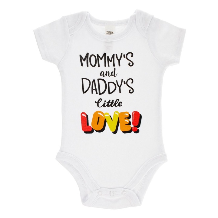 Body cu maneca scurta, tip tricou, cu prindere intre picioare, pentru bebelusi, model unisex, din bumbac, cu mesaj Mommy's and Daddy's Little Love, alb