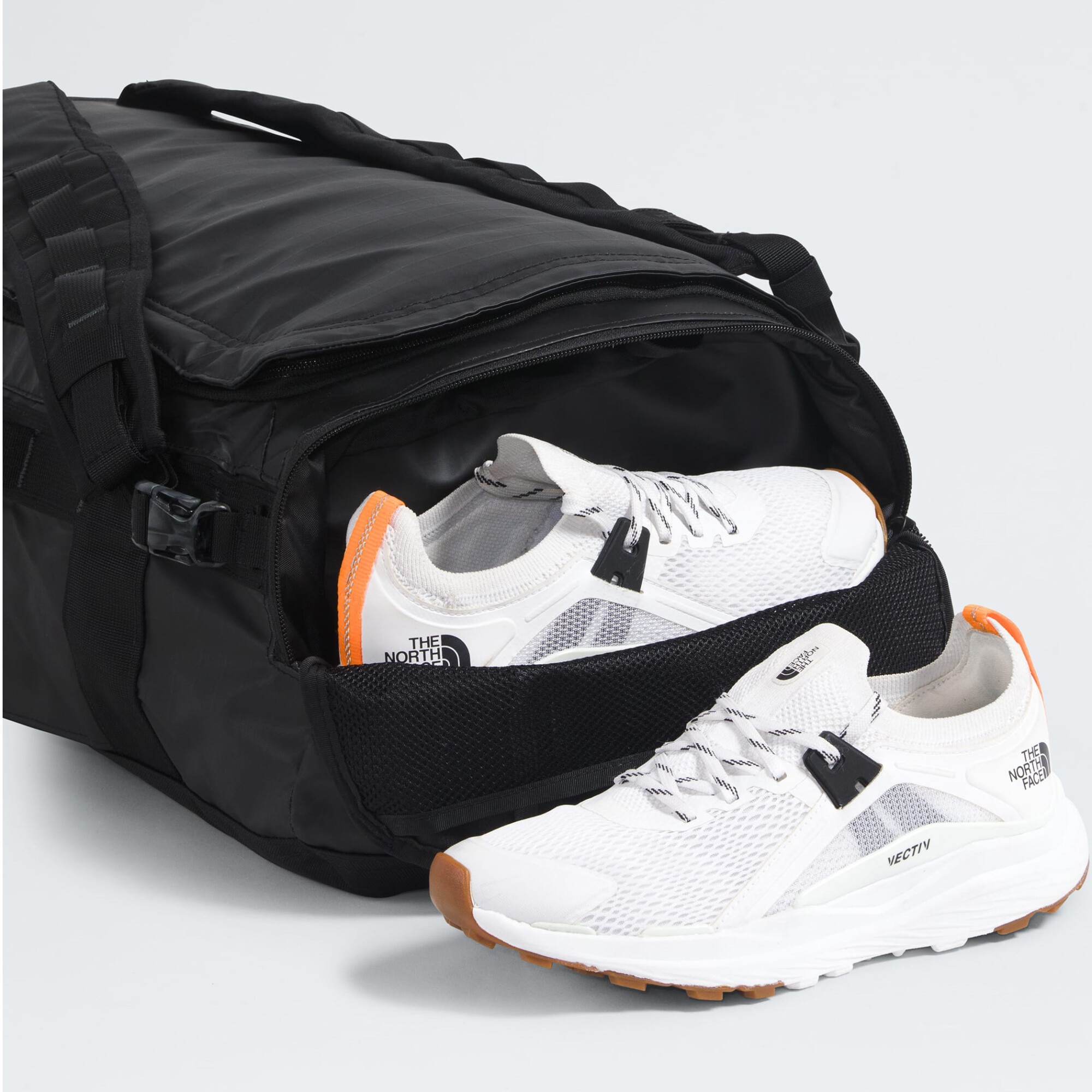 Geanta sport tip rucsac The North Face Base Camp Voyager Duffel