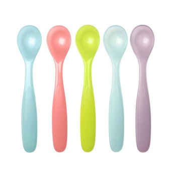 Set de 5 lingurite Badabulle, flexibile, Multicolor Set de 5 lingurite Badabulle, flexibile, Multicolor