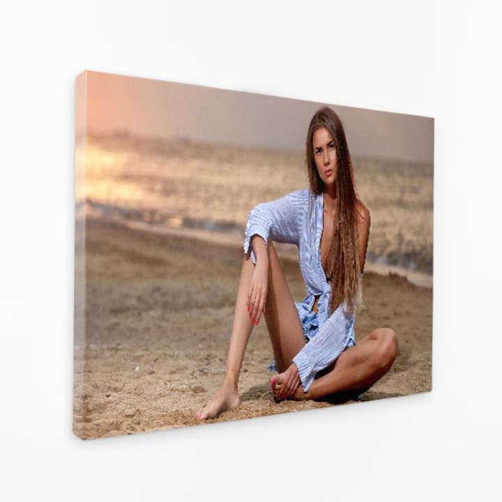 Картина на платно - Слънчеви бани Момиче на плажа, рисувани пръсти на краката, пясък - 140x90 см