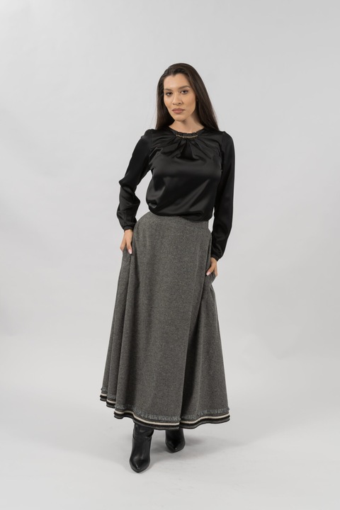 Fusta gri si bluza neagra