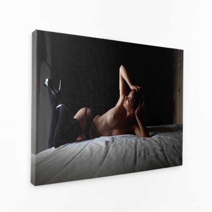Картина на платно - Легнала гола жена - 140x90 см