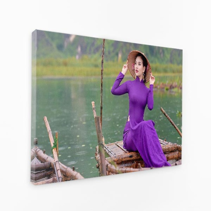 Картина на платно - Лилава рокля на лодка Жена - 140x90 см