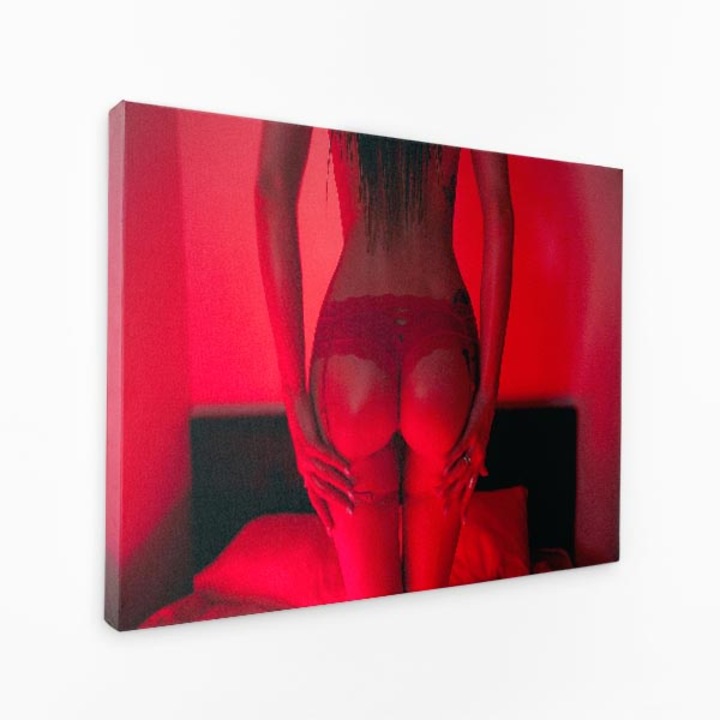 Картина на платно - Red Lust Thigh Glimpse Bed - 140x90 cm
