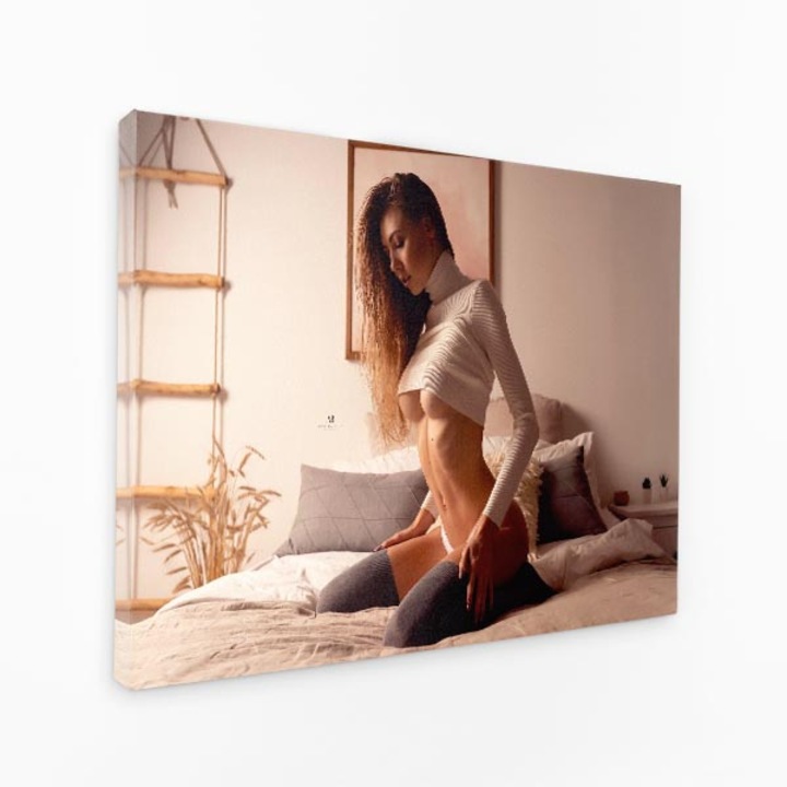 Vászonfestmény - fülledt póz fehér pulóver hálószoba modell - 40x60 cm