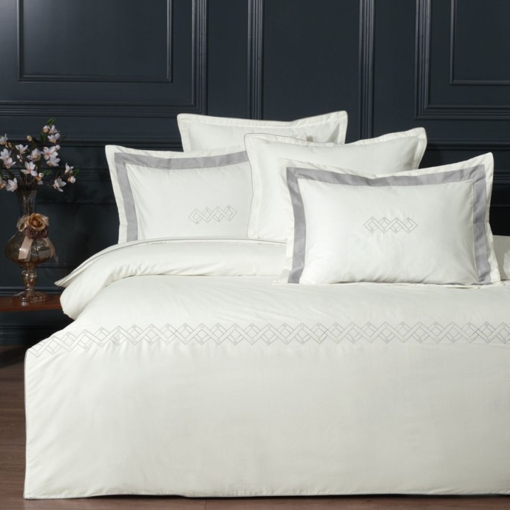 Francia ágynemű hímzéssel, egyiptomi pamut, lepedő 260x280 cm, 6 db, La Romano, selyem szatén, Merisa Ash Ivoire-szürke