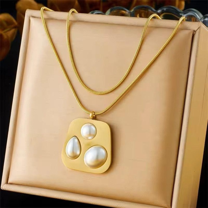 Colier auriu, din otel inoxidabil, forma contemporana, cu perle, suflat cu aur 18k, Bettina C9