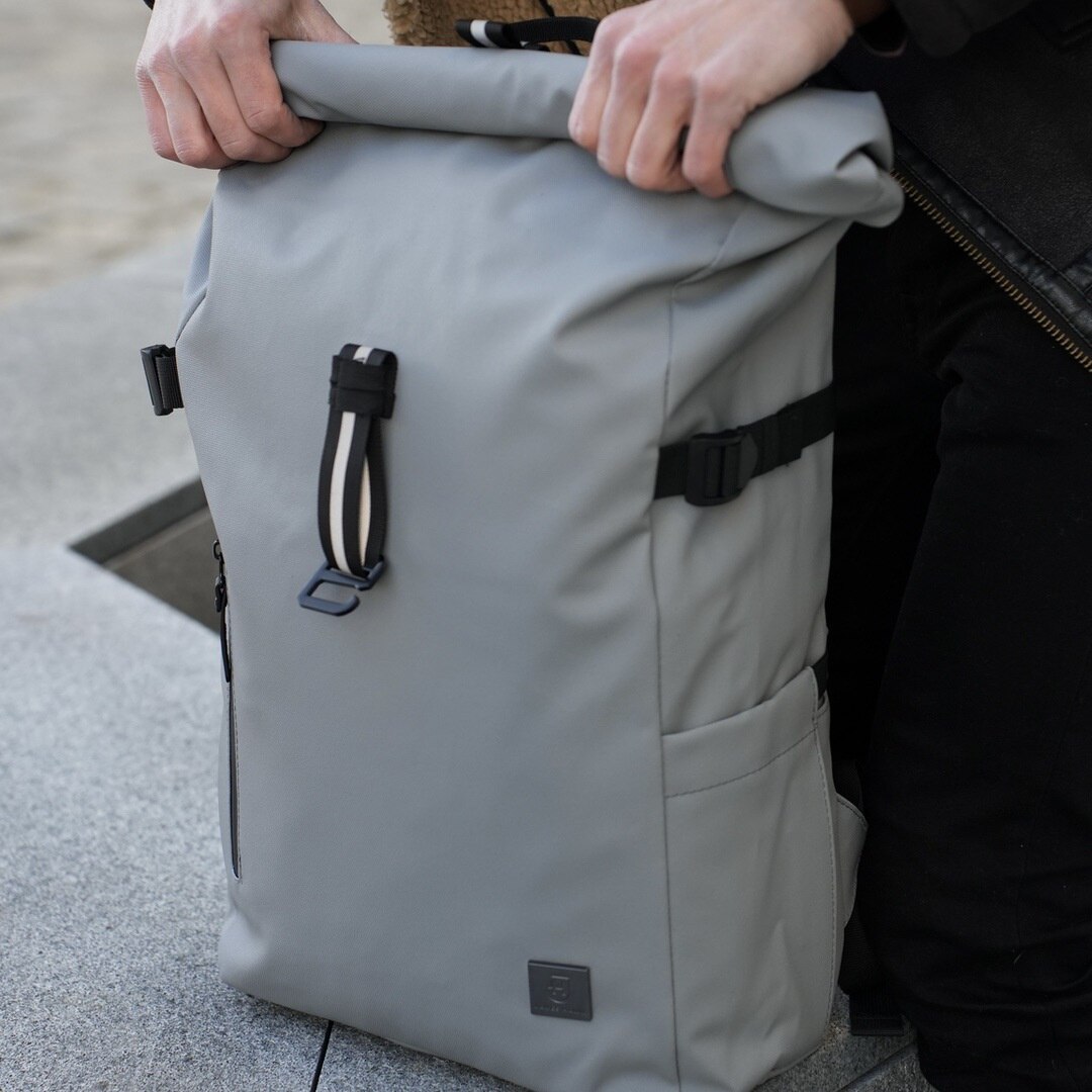 Rucsac rolltop pentru laptop de 16 inci, James Hawk, Gri, Nylon, Capacitate 20-28 litri, Fermori impermeabili, Buzunar antiefractie, Set cu geanta pentru accesorii origins smart pack
