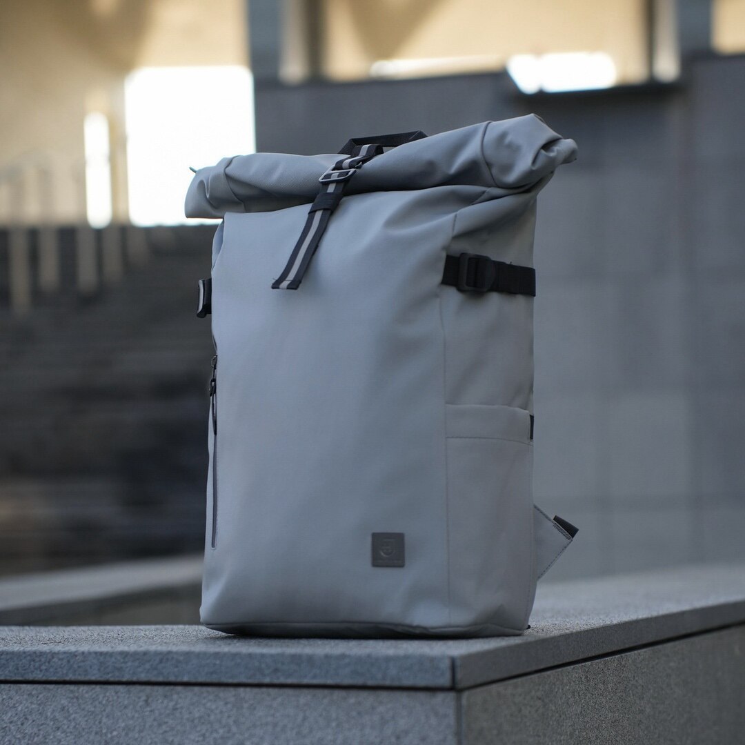 Rucsac rolltop pentru laptop de 16 inci, James Hawk, Gri, Nylon, Capacitate 20-28 litri, Fermori impermeabili, Buzunar antiefractie, Set cu geanta pentru accesorii origins smart pack