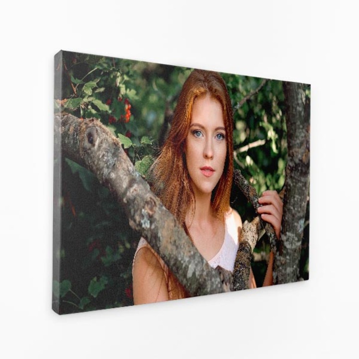Картина върху платно - Момиче с червена коса и сини очи, прегръщащо клон на дърво - 40x60 см
