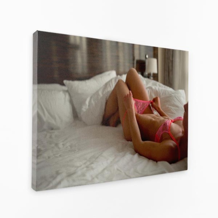 Картина върху платно - Модел в леглото, бельо - 100x50 см