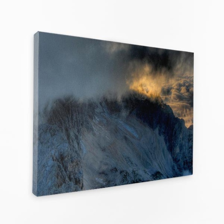 Картина върху платно - Изгревът на планински връх Сияние Облаци Небе - 140x90 см