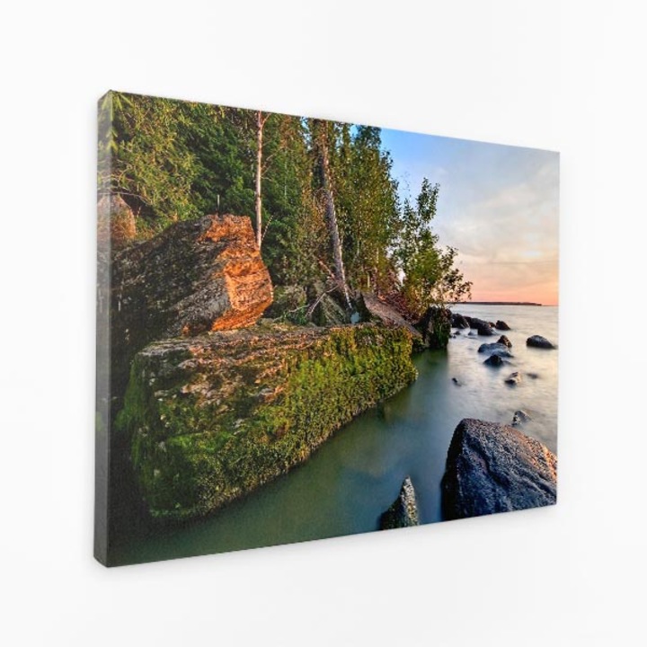 Картина върху платно - Скали край вода, покрити с мъх, залез - 100x70 см
