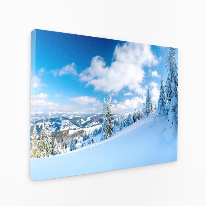 Картина на платно - Снежен хълм, зимни небесни борове - 140x90 см