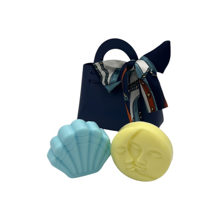 Set cadou femei sapun solid handmade, gentuta cadou inclusa, 1 x sapun cu unt de shea, parfum note acvatice, 1 x sapun cu glicerina, parfum note proaspete, 130 g