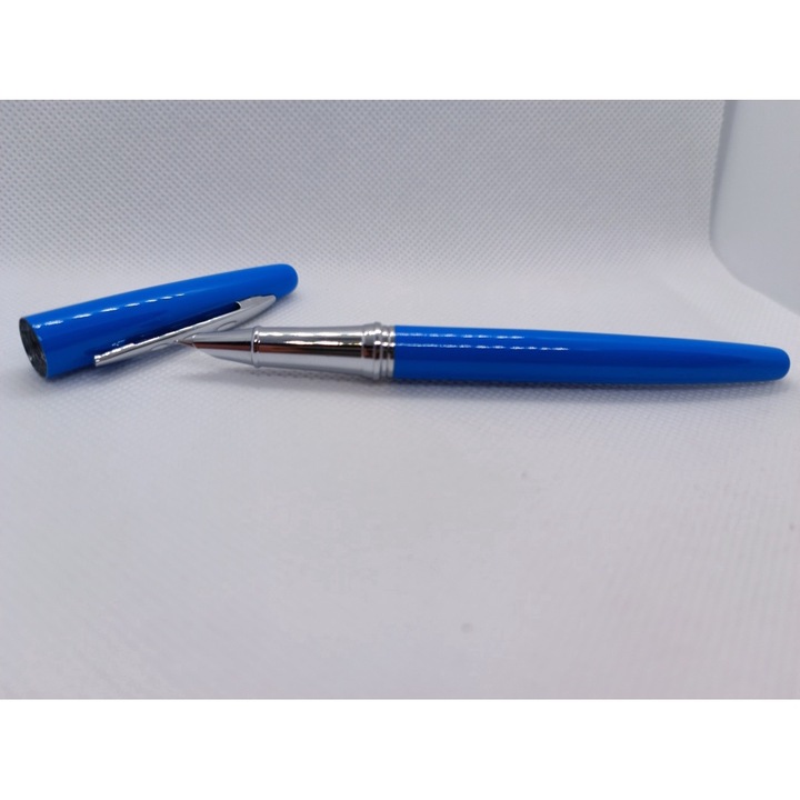 Stilou metalic Ecada, culoare corp albastru lucios cu ornamente argintii, penita ascunsa, cu convertor sau patron de cerneala standard/lung