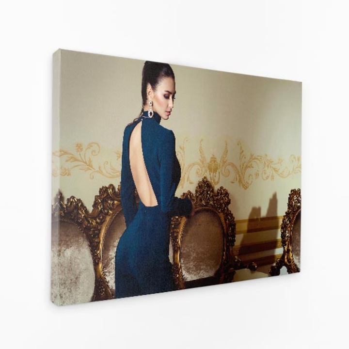 Картина на платно - Гърб на жена в синя рокля, огледало зад нея - 40x60 см