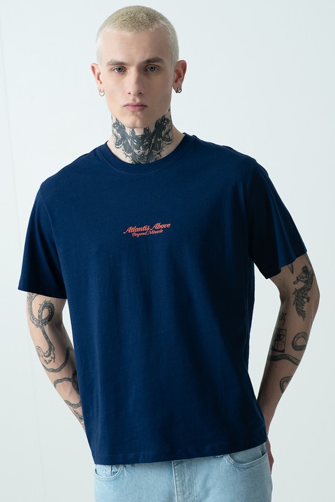 Jack & Jones, Tricou de bumbac cu decolteu la baza gatului, imprimeu grafic si text, Alb/Albastru inchis/Caramiziu